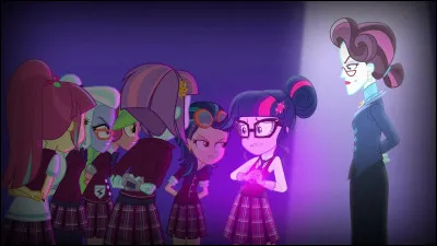 Quelle chanson rythm&eacute;e les Shadowbolts chantent-elles en ch&oelig;ur avec toute l'&eacute;cole de Crystal Prep pour intimider et inciter Twilight Sparkle &agrave; utiliser son m&eacute;daillon pour l'&eacute;preuve finale ?