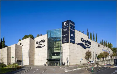 Quelle art&egrave;re principale traverse le centre historique de Madrid ?