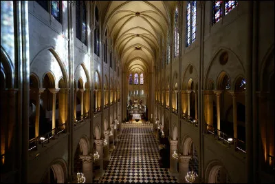 Quand est sorti le c&eacute;l&egrave;bre roman &laquo;&nbsp;Notre-Dame de Paris&nbsp;&raquo; ?