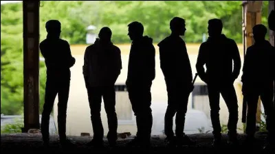 Elle a fini par te convaincre d&rsquo;y aller. Une fois sur place, vous croisez une groupe d&rsquo;amis de Mia que tu ne connais pas ; elle propose de continuer ensemble pour faire connaissance ; apr&egrave;s un certain temps, tu vois que leur comportement est &eacute;trange et tu te dis qu&rsquo;ils sont louches. Que fais-tu encore une fois ?