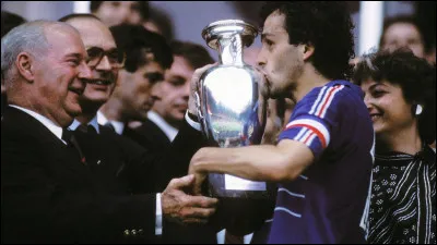 Combien de Ballons d'Or cons&eacute;cutifs Michel Platini a-t-il remport&eacute;s au milieu des ann&eacute;es 80 ?