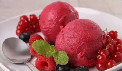 Vrai ou faux : un sorbet aux fruits peut &ecirc;tre pr&eacute;par&eacute; sans lait ni cr&egrave;me tout en conservant une texture glac&eacute;e et sucr&eacute;e.