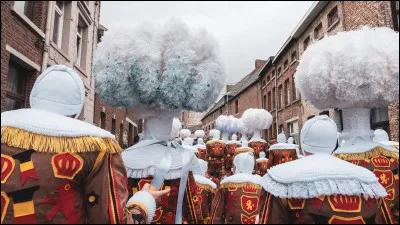 Gilles - Quel est l'accessoire embl&eacute;matique que lancent les Gilles en direction de la foule le Mardi gras lors du Carnaval de Binche ?