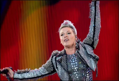 Quelle discipline spectaculaire et physique P !nk r&eacute;alise-t-elle de mani&egrave;re embl&eacute;matique au-dessus de son public lors de ses tourn&eacute;es ?