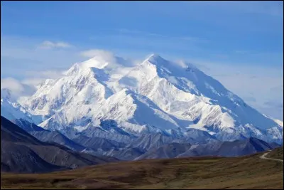 &Agrave; quelle altitude le mont McKinley culmine-t-il ?