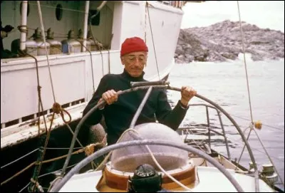 "La Calypso", "Le Monde du Silence" &eacute;voquent un c&eacute;l&egrave;bre oc&eacute;anographe fran&ccedil;ais du XXe si&egrave;cle.Qui est-il ?