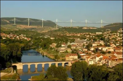 Quelle ville de l'Aveyron est connue pour ses embouteillages mais aussi pour sa ganterie ?