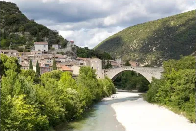 Quelle ville se situe dans la Dr&ocirc;me ?