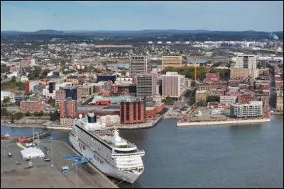 Quelle est cette ville du Nouveau-Brunswick, peupl&eacute;e de 70 000 habitants, port sur la baie de Fundy ?