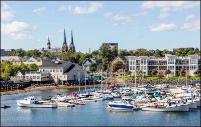 Quelle est cette ville de 38 000 habitants, capitale de la province de l'&Icirc;le-du-Prince-&Eacute;douard ?