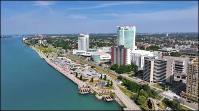 Quelle est cette ville de 220 000 habitants, situ&eacute;e sur les rives de la rivi&egrave;re D&eacute;troit qui la s&eacute;pare des Etats-Unis ?