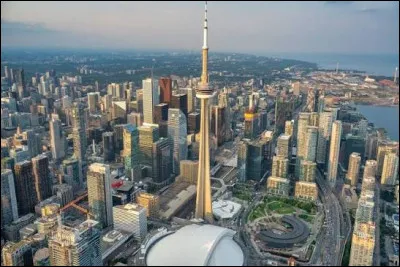 Quelle est, avec ses 3 millions d'habitants, la plus grande ville canadienne ?