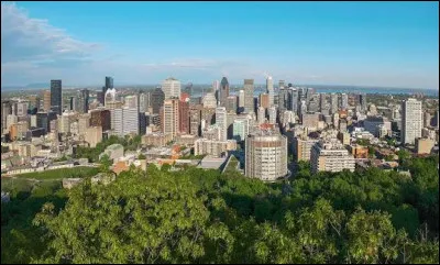 Quelle est cette ville de 1,8 million d'habitants travers&eacute;e par le fleuve Saint-Laurent ?