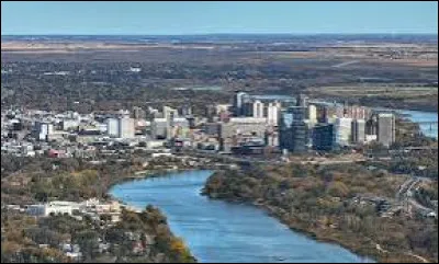 Quelle cette ville de 260 000 habitants, la plus grande ville du Saskatchewan ?