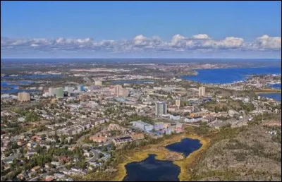 Quelle est cette ville de 20 000 habitants, capitale et plus grande ville des Territoires du Nord-Ouest, situ&eacute;e sur la c&ocirc;te nord du Grand Lac des Esclaves ?