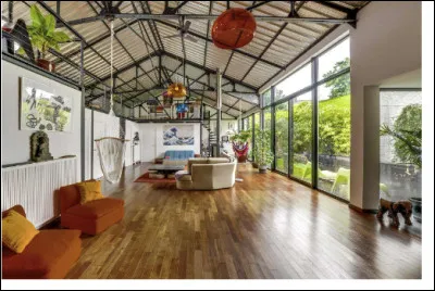 Quel est le nom de cette habitation am&eacute;nag&eacute;e dans un ancien atelier, entrep&ocirc;t ou usine ?