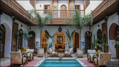 Quel est le nom de cette habitation traditionnelle marocaine construite autour d'un patio central ouvert vers le ciel ?