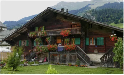 Quel est le nom de cette habitation rurale en bois des r&eacute;gions de montagne ?