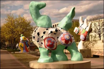 Disparue en 2002, quelle artiste a connu la gloire avec "Les Nanas" ?