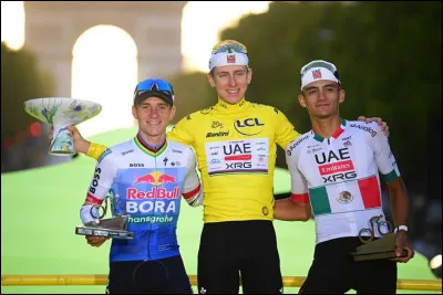 Quelle c&eacute;l&egrave;bre course cycliste fran&ccedil;aise se d&eacute;roule chaque ann&eacute;e pendant le mois de juillet ?