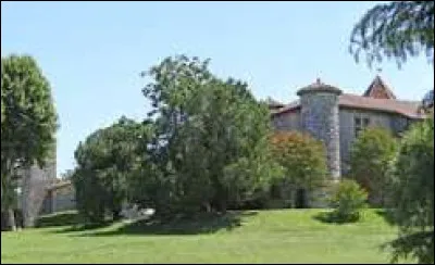 Je vous emm&egrave;ne en Nouvelle-Aquitaine visiter le manoir de Prades, &agrave; Lafox. Commune de l'aire d'attraction Agenaise, &agrave; la confluence Garonne / S&eacute;oune, elle se situe dans l'ancienne r&eacute;gion ...