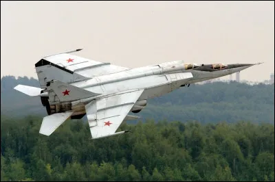 Quel avion de chasse d&eacute;tient le record mondial d'altitude atteint par un jet en effectuant une mont&eacute;e zoomee jusqu'&agrave; 37 650 m&egrave;tres en 1977 ?