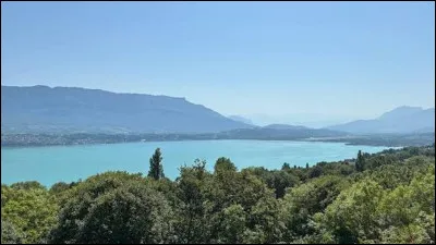 Quel est le plus grand lac naturel d'origine glaciaire situ&eacute; enti&egrave;rement en France ?