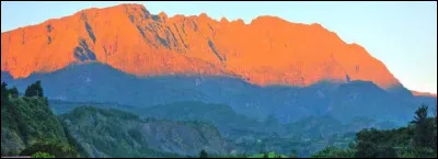 Quelle &icirc;le fran&ccedil;aise de l'oc&eacute;an Indien abrite le Piton des Neiges, point culminant de l'&icirc;le et de tout l'oc&eacute;an Indien avec 3 070 m&egrave;tres d'altitude ?