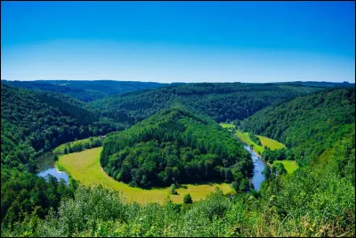 Quel m&eacute;andre encaiss&eacute; de la rivi&egrave;re de la Semois forme l'un des panoramas les plus c&eacute;l&egrave;bres du massif des Ardennes &agrave; la fronti&egrave;re franco-belge ?
