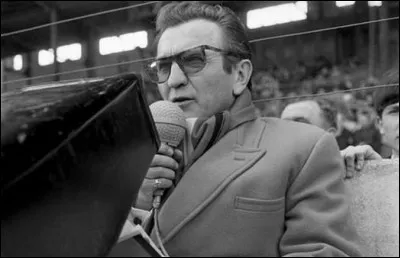 Qui est cet ancien animateur sportif sp&eacute;cialis&eacute; dans le rugby et connu pour sa sortie "Allez les petits !" ?