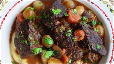 Quel rago&ucirc;t de b&oelig;uf mijot&eacute; au vin rouge, accompagn&eacute; de champignons, de lardons et d'oignons grelots, fait la fiert&eacute; de sa r&eacute;gion ?