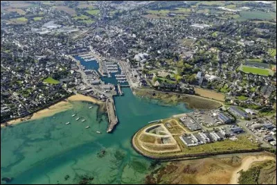Quelle ville bretonne chant&eacute;e par Th&eacute;odore Botrel est aussi camp&eacute;e dans le roman de Pierre Loti intitul&eacute; "P&ecirc;cheur d'Islande" ?