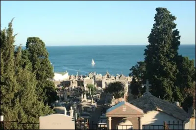 Quelle ville est &eacute;voqu&eacute;e par Paul Val&eacute;ry dans son po&egrave;me "Le Cimeti&egrave;re marin" ?