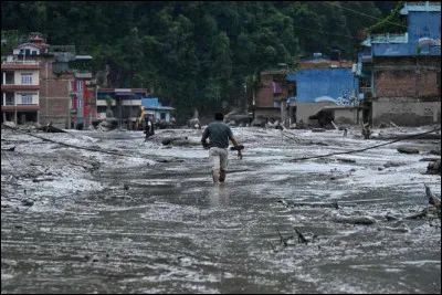 Lequel de ces pays a &eacute;t&eacute; frapp&eacute; par de graves coul&eacute;es de boue et des inondations d&eacute;vastatrices &agrave; l'automne 2026 ?