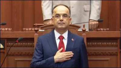 De quel pays Bajram Begaj, n&eacute; &agrave; Rrogozhin&euml;, est-il le pr&eacute;sident depuis 2022 ?