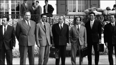 La guerre d'ind&eacute;pendance alg&eacute;rienne se conclut en mars 1962 par...