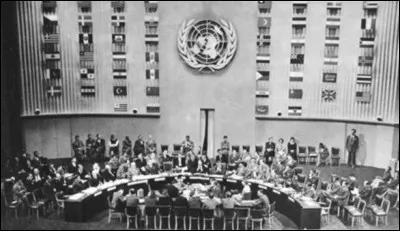 Quel organisme, fond&eacute; en 1952, donne une tribune aux r&eacute;voltes d'ind&eacute;pendance ?