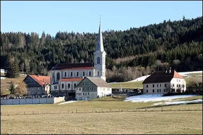Voici une vue de l'&eacute;glise de la Nativit&eacute;-de-Saint-Jean-Baptiste, &agrave; Fuans. Village de l'arrondissement de Pontarlier, dans l'aire d'attraction Mortuacienne, il se situe dans le d&eacute;partement ...