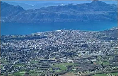 Aix-les-Bains est sur les rives du lac L&eacute;man.