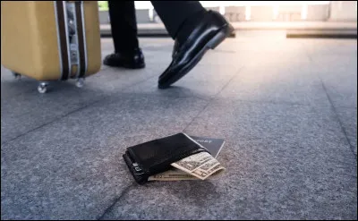 Tu trouves un portefeuille au sol dans un packing alors que tu viens de sortir du magasin, personne ne voit ce que tu fais ; que fais-tu ?