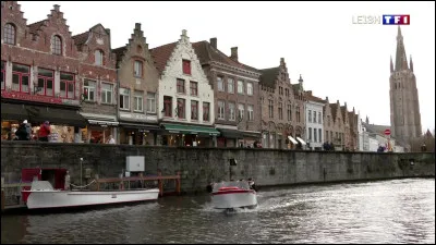 Quelle ville historique est souvent surnomm&eacute;e la &laquo;&nbsp;Venise du Nord&nbsp;&raquo; en raison de ses nombreux canaux ?