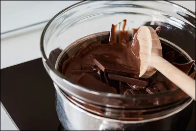 Pourquoi faut-il &eacute;viter d'ajouter de l'eau (m&ecirc;me une seule goutte), dans du chocolat pendant qu'on le fait fondre au bain-marie ?
