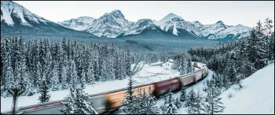 Comment s'appelle la cha&icirc;ne de montagnes qui forme une fronti&egrave;re naturelle entre la Colombie-Britannique et l'Alberta ?
