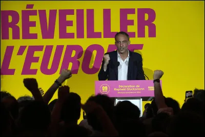 Lors de quelles &eacute;lections, Rapha&euml;l Glucksmann a-t-il jou&eacute; un r&ocirc;le majeur et connu le succ&egrave;s ?