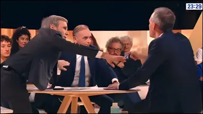 Contre quelle personnalit&eacute;, Rapha&euml;l Glucksmann a-t-il rat&eacute; son d&eacute;bat, dans l'&eacute;mission ''La Grande Confrontation'' pr&eacute;sent&eacute;e par David Pujadas, le 18 novembre 2025 ?