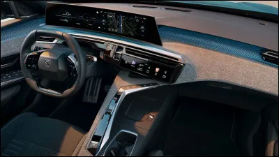 Comment s'appelle le concept architectural du poste de conduite Peugeot, caract&eacute;ris&eacute; par un petit volant et une instrumentation sur&eacute;lev&eacute;e ?