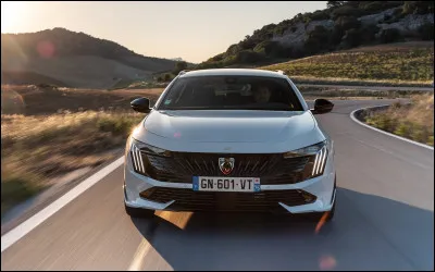 Dans quel groupe automobile mondial la marque Peugeot est-elle int&eacute;gr&eacute;e aujourd'hui ?