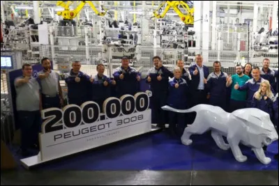 Dans quelle ville fran&ccedil;aise historique se situe le c&oelig;ur industriel et le mus&eacute;e de l'Aventure Peugeot ?