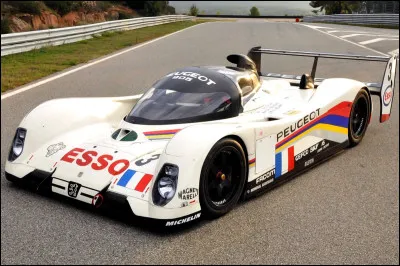 Quel mod&egrave;le de course a permis &agrave; Peugeot de remporter les 24 Heures du Mans pour la premi&egrave;re fois en 1992 ?