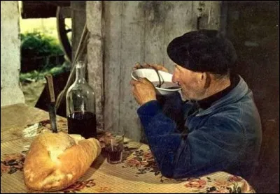 Comment appelle-t-on cette coutume du sud-ouest consistant &agrave; m&eacute;langer du vin &agrave; la fin de son assiette de bouillon et &agrave; boire ce m&eacute;lange ?